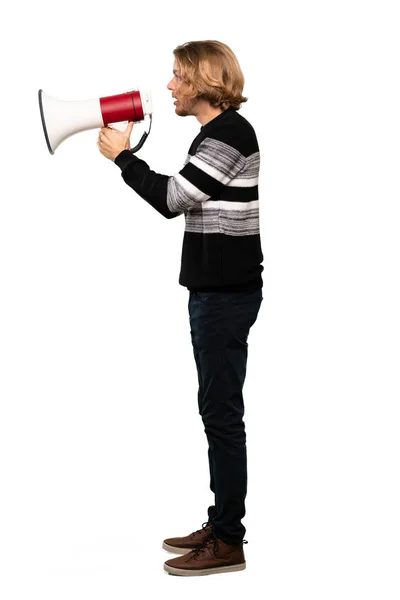 Полнометражный Снимок Мужчины Блондинки Кричащего Через Мегафон Изолированном Белом Фоне — стоковое фото