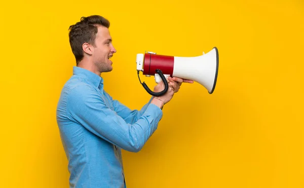 Blonde Man Geïsoleerde Gele Muur Schreeuwen Door Een Megafoon — Stockfoto