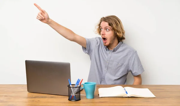 Uomo Biondo Con Computer Portatile Che Punta Lontano — Foto Stock