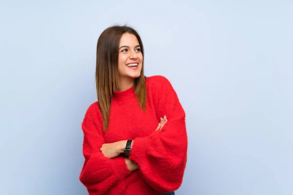 Young Woman Isolated Blue Wall Looking While Smiling — 스톡 사진