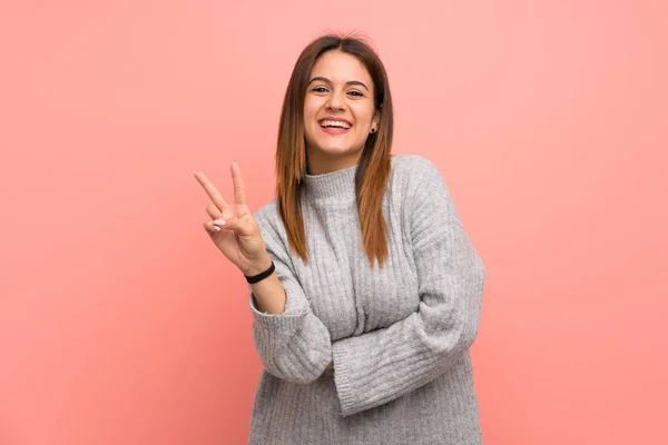 Jovem Mulher Sobre Parede Rosa Sorrindo Mostrando Sinal Vitória — Fotografia de Stock