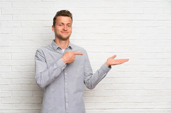 Blonder Mann Über Weißer Backsteinmauer Mit Imaginärem Kopierraum Auf Der — Stockfoto