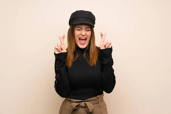 Modefrau Mit Hut Mit Daumendrücken — Stockfoto