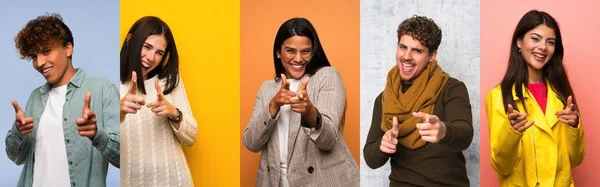 Conjunto Pessoas Apontando Para Frente Sorrindo — Fotografia de Stock