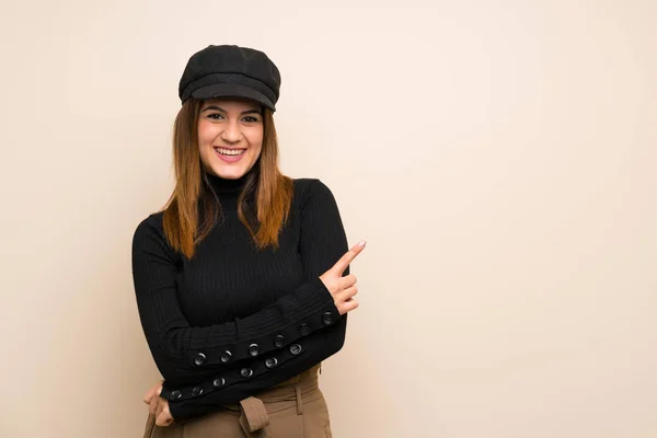 Modefrau Mit Hut Der Zur Seite Zeigt Ein Produkt Präsentieren — Stockfoto