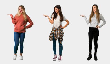 Bir reklam eklemek için avuç içinde copyspace hayali tutan kadınların kümesi