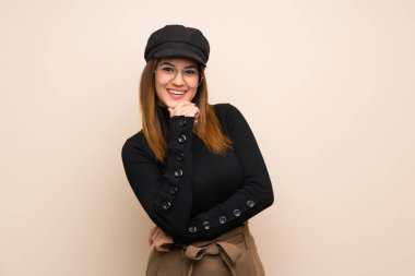 Gözlüklü ve gülümseyen şapkalı moda kadını