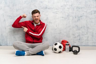Redhead spor adam güçlü jest yapıyor
