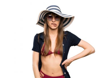 Bikinili genç bir kadının şüpheleri var ve izole edilmiş beyaz arka plan yüzünden kafası karışmış bir yüz ifadesi var.