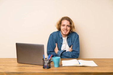 Bir laptop gülüyor ile sarışın adam