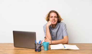 Bir laptop gülüyor ile sarışın adam