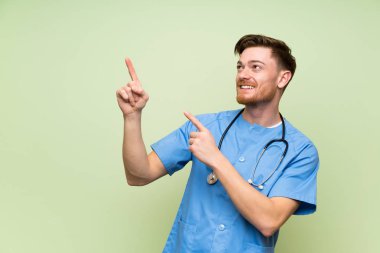 Cerrah doktor adam indeks parmak büyük bir fikir ile işaret