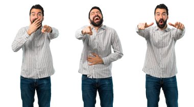 Sakallı yakışıklı adamın kolajı birini parmakla gösterip çok gülüyor.