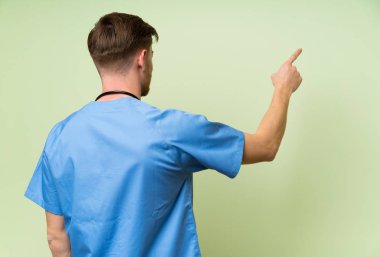 Cerrah doktor adam geri işaret parmağı ile işaret