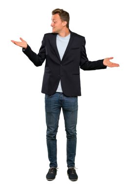 Sarışın yakışıklı adam iki eliyle copyspace tutan