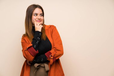 Paltolu genç kadın bir fikir düşünüyor.