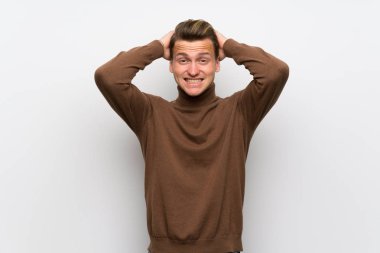 Izole beyaz duvar üzerinde Sarışın adam migren çünkü kafasına el alır