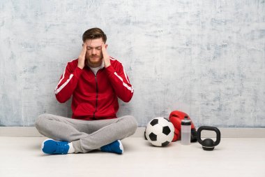 Baş ağrısı ile Redhead spor adam