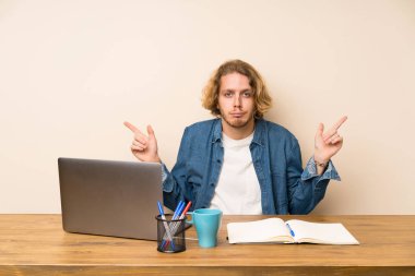 Şüpheleri olan laterals işaret eden bir dizüstü bilgisayar ile Sarışın adam