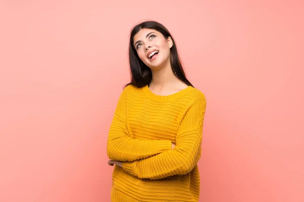Tiener Meisje Geïsoleerde Roze Muur Omhoog Kijken Terwijl Glimlachend — Stockfoto