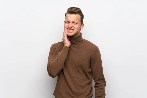 Blond Man Över Isolerad Vit Vägg Med Tandvärk — Stockfoto