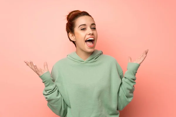 Jovem Ruiva Com Camisola Sorrindo Muito — Fotografia de Stock