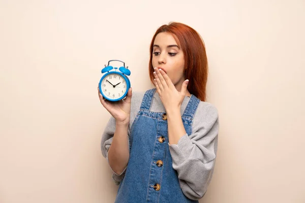 Jovem Ruiva Mulher Sobre Isolado Fundo Segurando Vintage Despertador Relógio — Fotografia de Stock