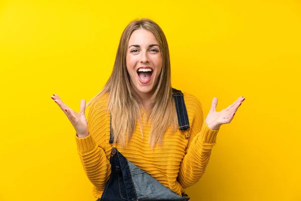 Donna Con Tuta Sopra Isolato Muro Giallo Infelice Frustrato Con — Foto Stock