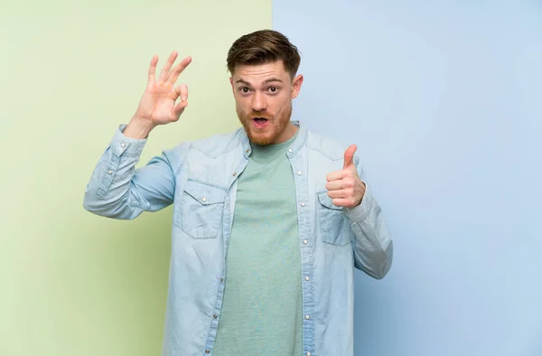 Redhead Man Kleurrijke Achtergrond Toont Teken Duim Omhoog Gebaar — Stockfoto