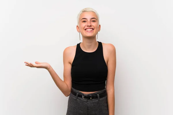 Menina Adolescente Com Cabelo Curto Sobre Parede Branca Segurando Copyspace — Fotografia de Stock