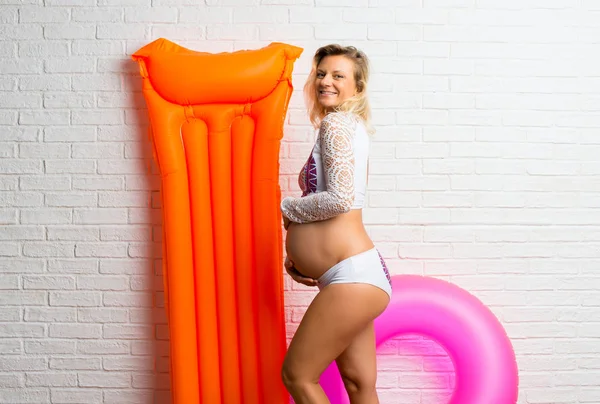 Kobieta Ciąży Blondynka Strój Kąpielowy Wakacje — Zdjęcie stockowe