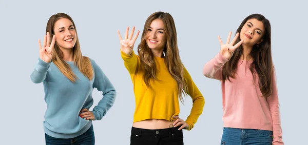 Skupina Lidí Barevným Oblečením Šťastných Počítám Čtyři Prsty Barevném Pozadí — Stock fotografie