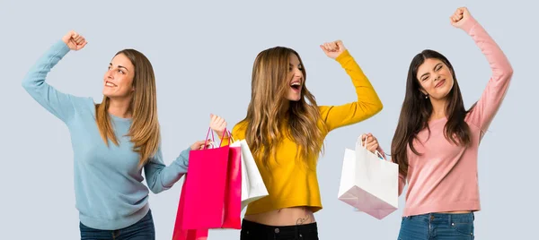 Gruppe Von Menschen Mit Bunten Kleidern Mit Vielen Einkaufstüten Siegerpose — Stockfoto