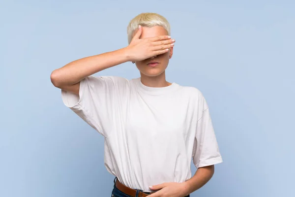 Menina Adolescente Com Cabelos Brancos Curtos Sobre Parede Azul Cobrindo — Fotografia de Stock