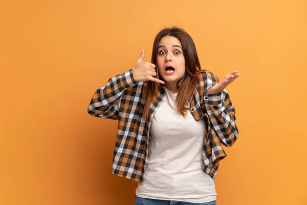 Jeune Femme Sur Mur Brun Faisant Geste Téléphone Doutant — Photo