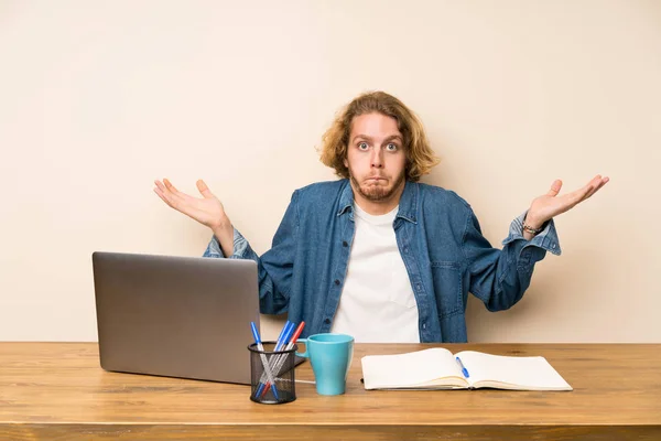 Hombre Rubio Con Portátil Que Tiene Dudas Con Expresión Cara —  Fotos de Stock