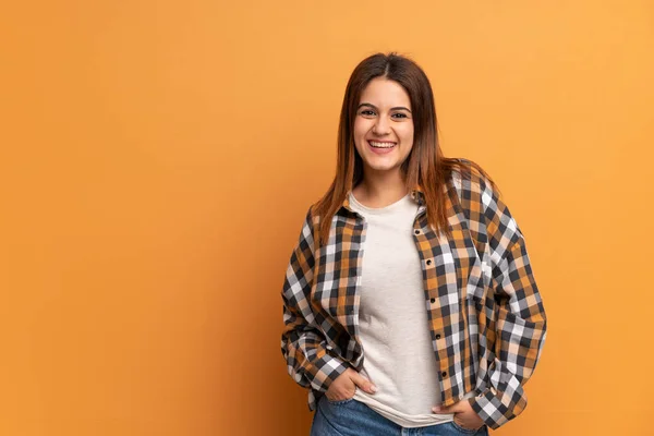 Jovem Mulher Sobre Parede Marrom Rindo — Fotografia de Stock