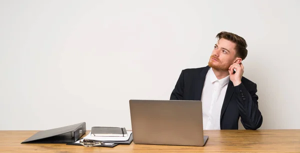 Homme Affaires Dans Bureau Penser Une Idée — Photo