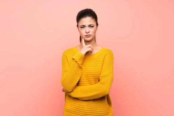 Teenager Mädchen Über Isolierte Rosa Wand Blick Nach Vorne — Stockfoto