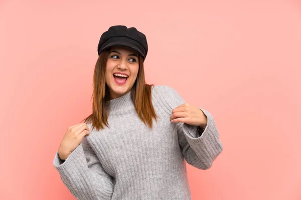 Mujer Moda Con Sombrero Sobre Pared Rosa Orgulloso Auto Satisfecho —  Fotos de Stock