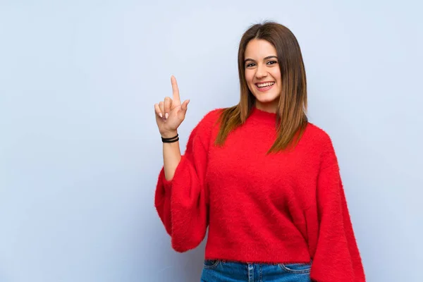 Jovem Mulher Sobre Parede Azul Isolada Mostrando Levantando Dedo Sinal — Fotografia de Stock