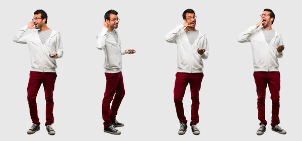Набір брюнетки чоловік з мобільним телефоном над ізольованим тлом — стокове фото