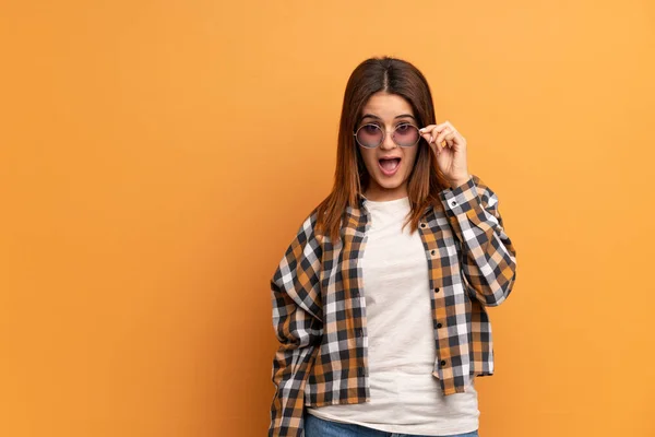 Young Woman Brown Wall Glasses Surprised — Stock Photo, Image
