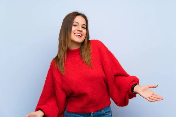 Young Woman Isolated Blue Wall Smiling — Stock Photo, Image
