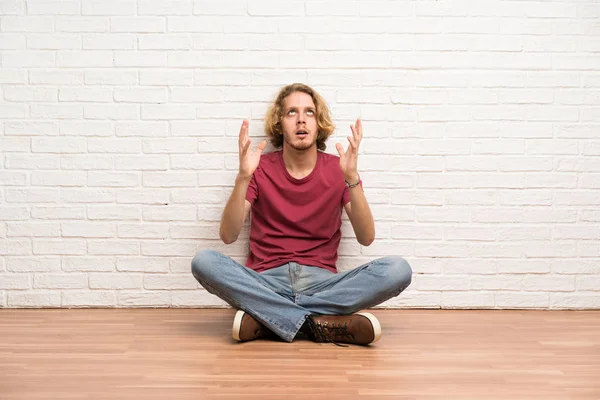 Blonde Man Zittend Vloer Gefrustreerd Door Een Slechte Situatie — Stockfoto