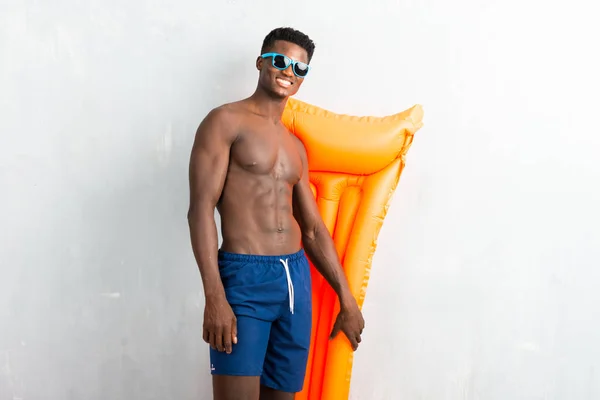 Hombre Afroamericano Disfrutando Vacaciones Verano Con Flotador — Foto de Stock