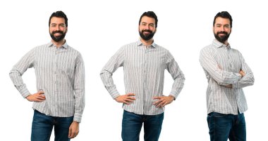 Sakallı yakışıklı adamın kolajı kalçada kollarıyla poz verdi