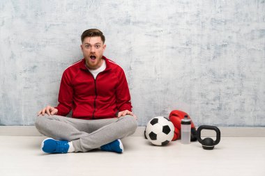 Sürpriz yüz ifadesi ile Redhead spor adam