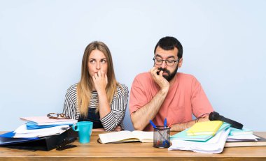 Şüpheleri olan birçok kitabı olan öğrenciler