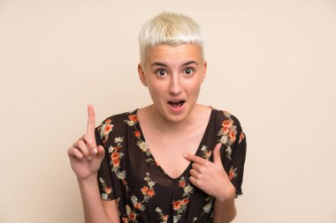 Suratı şaşırmış genç bir kadın.